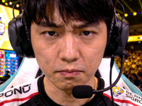 传奇选手Faker李相赫在比赛中的专注神情